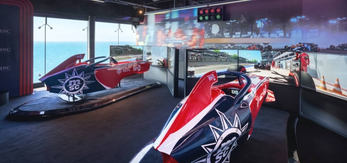 4- BOWLING Y SIMULADORES F1 <br> STRIKE, CURVAS Y EMOCIONES