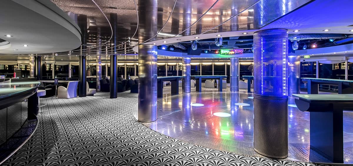 2- PASHA CLUB DISCO <br> EL ESCENARIO DE LAS NOCHES ELÉCTRICAS