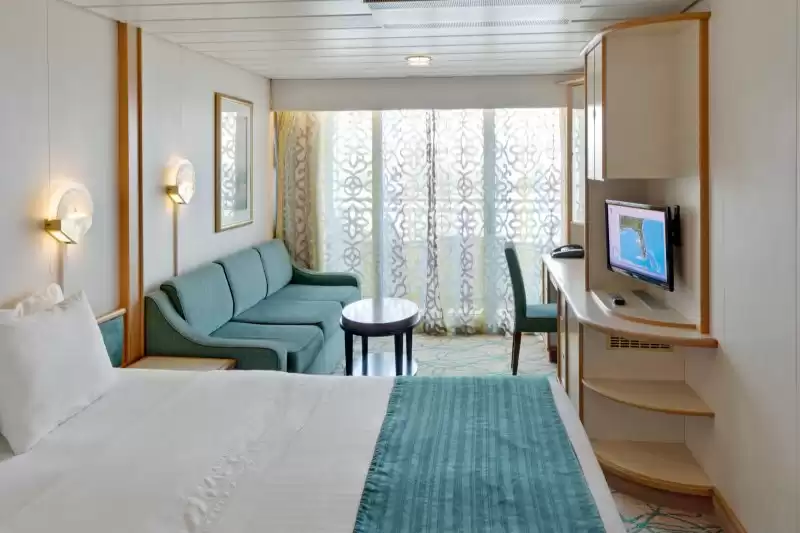 Cabina espaciosa con vista al mar y balcón